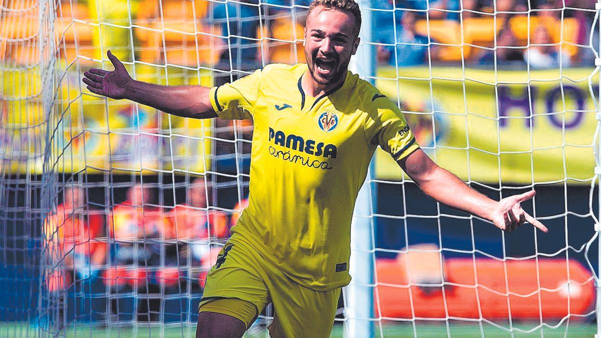 Javier Ontiveros celebra un gol con el Villarreal