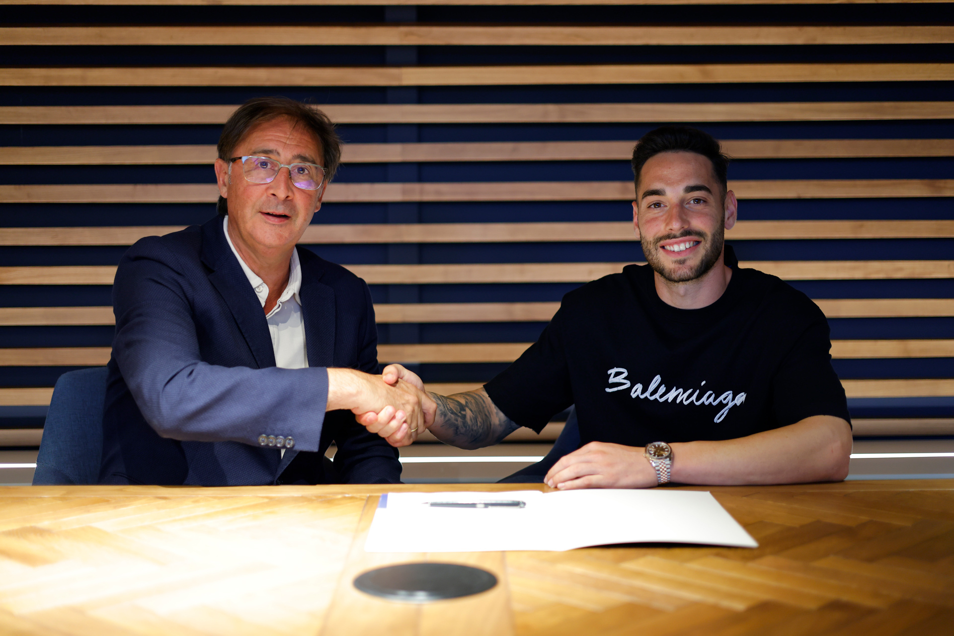 victor garcia firmando con el Málaga CF